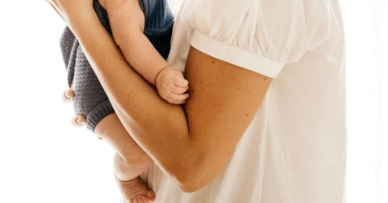 Казахстанке несколько раз отказывали в выплатах по уходу за ребенком из за ошибок