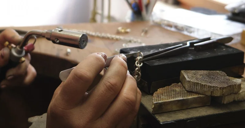 Ювелирному бизнесу выгоднее работать в Казахстане, чем в Кыргызстане политолог