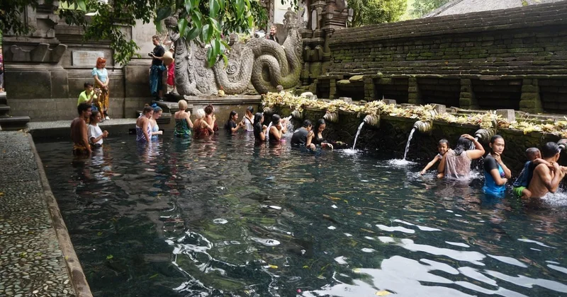 Турист подцепил паразитов после обряда очищения на Бали