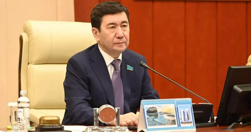 Әрбір сұраққа күрсінесіз : Қошанов министрдің міндетін атқарушыға қатаң ескерту жасады