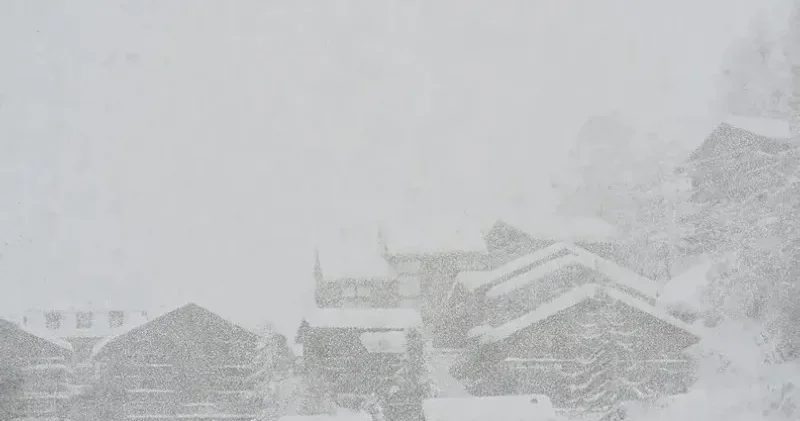 Полиция қар жаууына байланысты алматылық жүргізушілерге жүгініп, мәлімдеме жасады