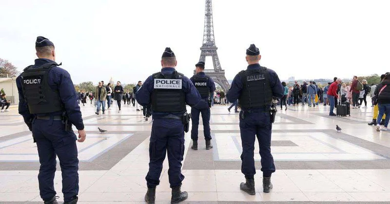 У Триумфальной арки в Париже застрелен мужчина с ножом