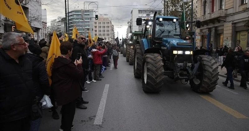 Грекиялық фермерлер тракторларымен наразылық акциясын өткізді