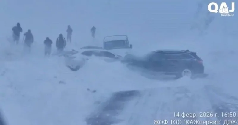Пять автомобилей столкнулись на трассе в области Жетiсу: есть пострадавшие (видео)