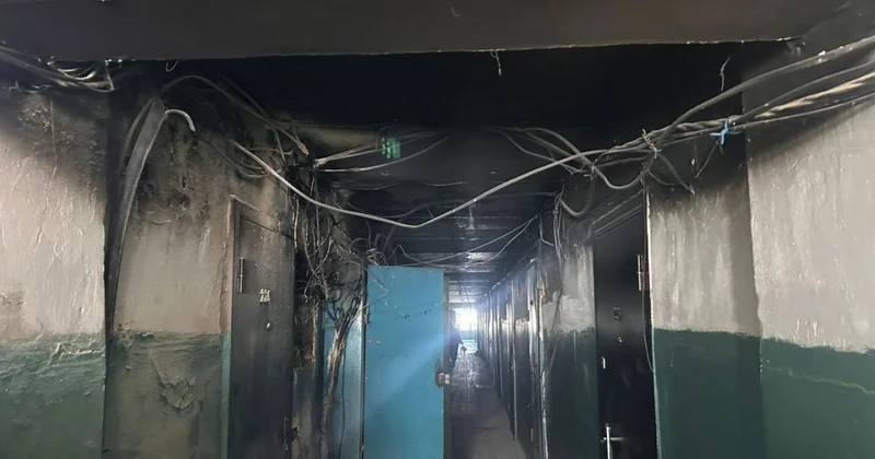 Будем в акимате ночевать : жильцы сгоревшего аварийного дома в Актобе не знают, куда им идти