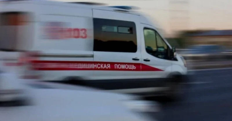 Металлическая конструкция рухнула на ребенка в Актау (ВИДЕО)