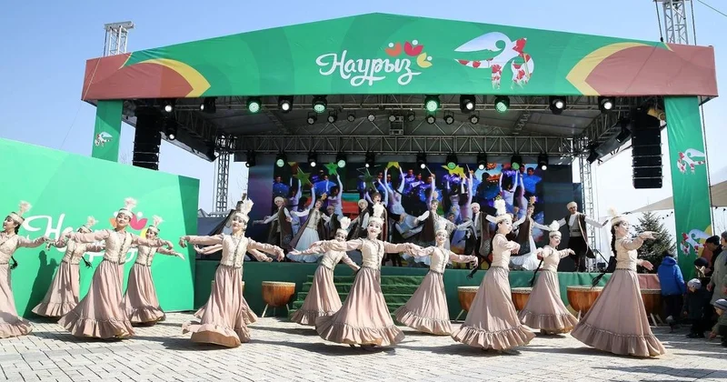 Көктөбедегі Көрісу : алматинцев поздравили с Днем Көрісу звуковые дроны и роботы