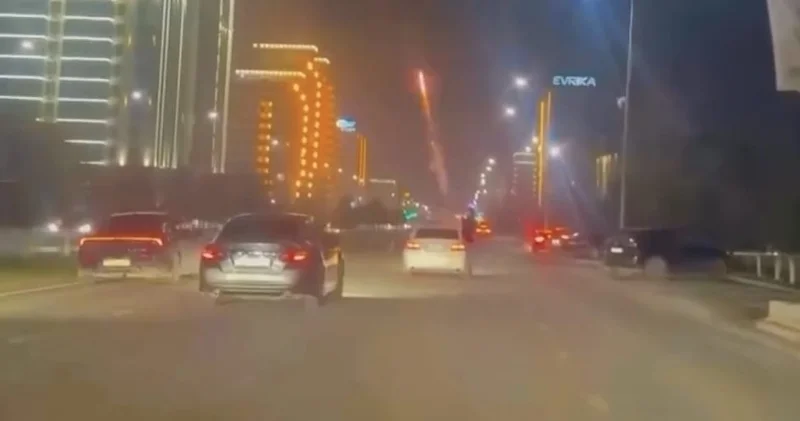 Шымкентте жүріп келе жатқан көліктен отшашу атқан азамат жауапқа тартылды