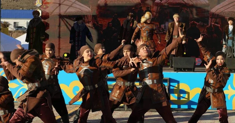 У подножия горы Отпан с успехом прошел концерт мангистауских артистов