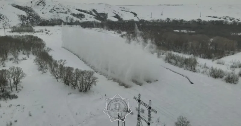 Эпичные кадры подрывов льда на реке Бухтарма в ВКО показали спасатели (ВИДЕО)