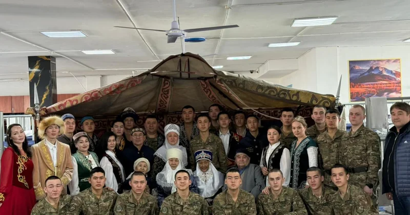 Ақсақалдар мен ақ жаулықты аналар ұландықтармен көрісті