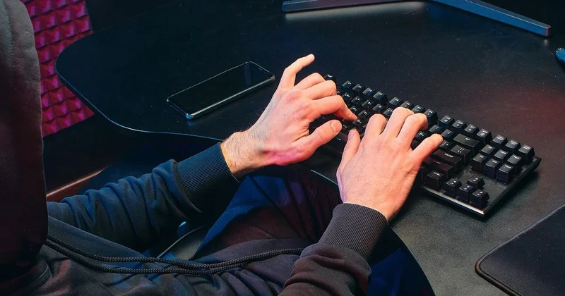 Расследовал пропажу семьи: хакера из Атырау задержали в Турции