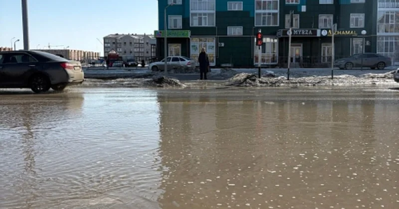 Девушка курьер ушла под воду, когда переходила дорогу в Актобе
