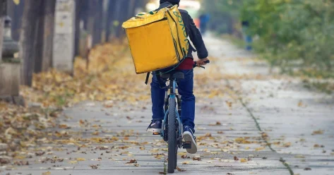 Службы доставки предупредили после рейдов полиции в Алматы