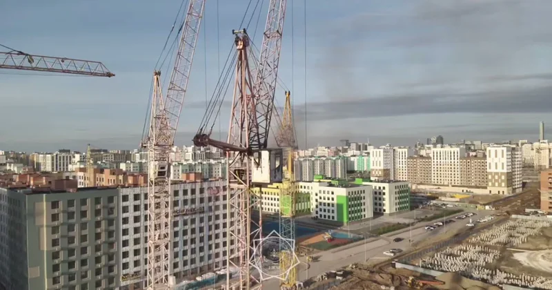 В Астане загорелся строительный кран