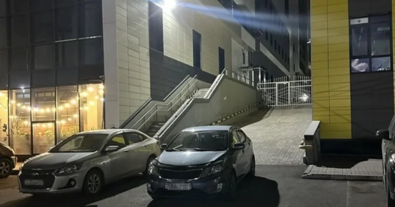 Водитель снова перекрыл проезд в ЖК, где ранее в пожаре погибли дети в Астане