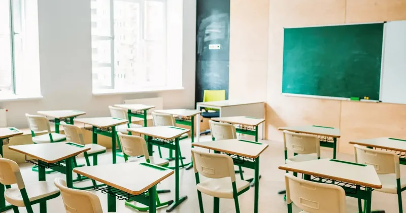 Дети играли в карты на уроке: директор школы в Туркестанской области покинул должность