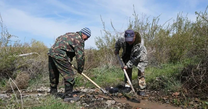 Мөлдір бұлақ : Жамбылдық ақсақалдар жастармен бірге бұлақ көзін тазалады