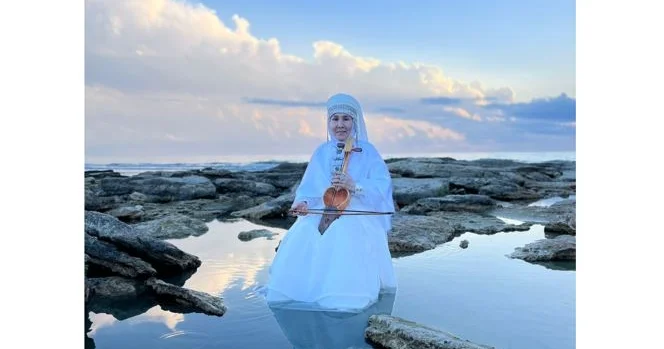 Киелі аспапты жанына серік еткен Қобыз әже