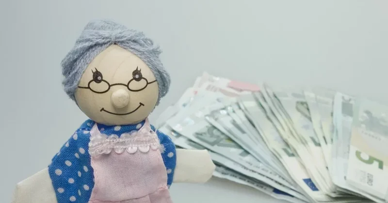 Сколько денег накопили казахстанцы на пенсию, рассказали в Нацбанке