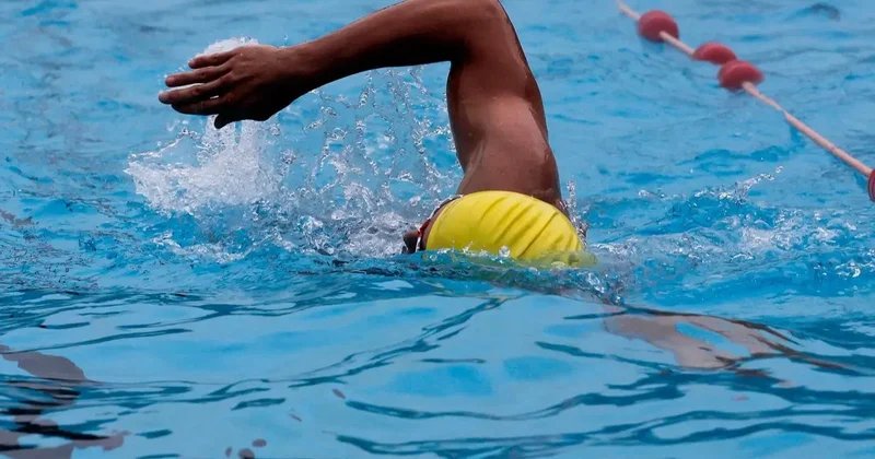 Пловцам из России и Беларуси разрешили участвовать в международных соревнованиях под своими флагами