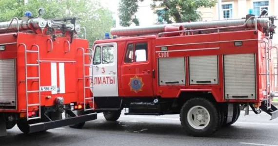 Пожарные машины не могли проехать к горящему дому в Астане