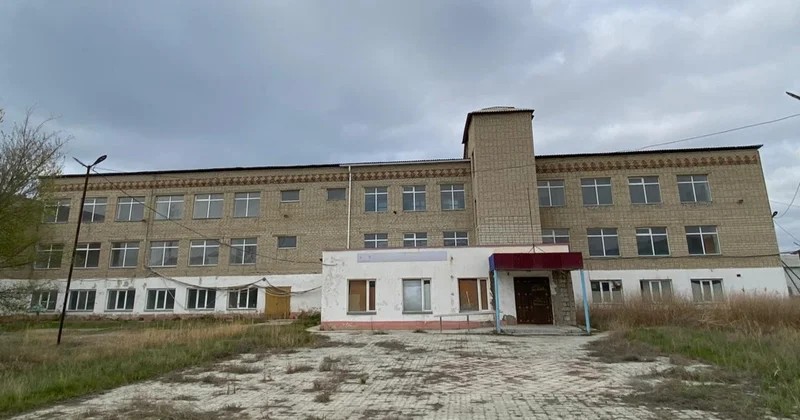 Мектеп те, сапа да жоқ: Атырауда оқушылар мен ұстаздар апатты мектеп мәселесін шұғыл шешуді талап етті