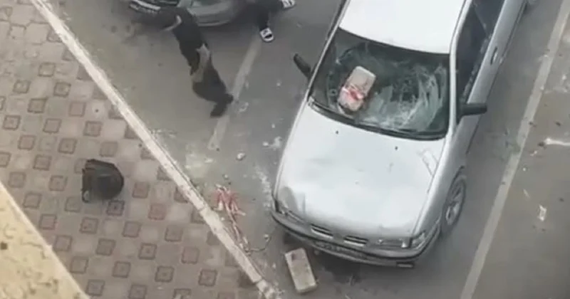 Мужчина разбил кирпичом чужой автомобиль на глазах у прохожих в Актау (видео)