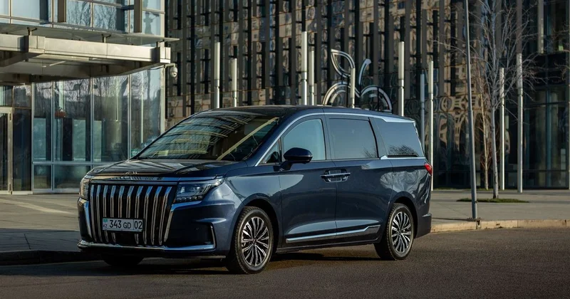Кресла с массажем и панорамная крыша: новый JAC RF8 презентовали в Алматы