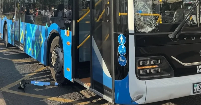 Подросток на самокате поехал по встречке и попал под автобус в Астане
