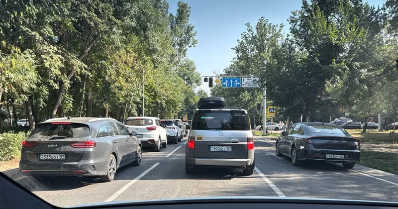 Жаппай жарық өшуі аясында Алматыда қатты кептеліс болды