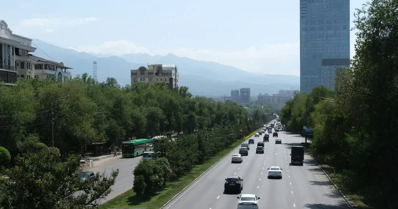 Сплошную разметку нанесли возле Esentai Mall в Алматы