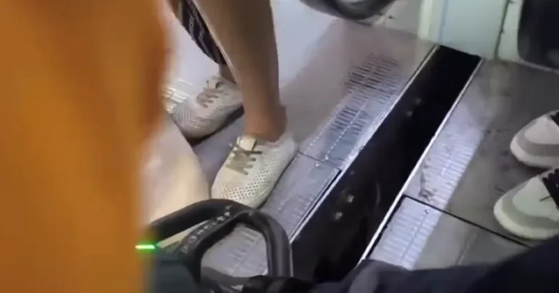 Женщине зажало ногу в эскалаторе торгового центра в Семее