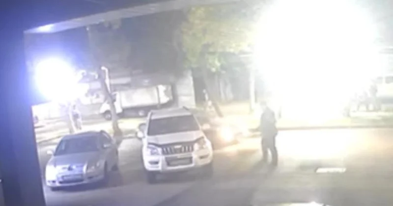 Наезд совершен преднамеренно : мужчину сбили во дворе дома в Алматы (видео)
