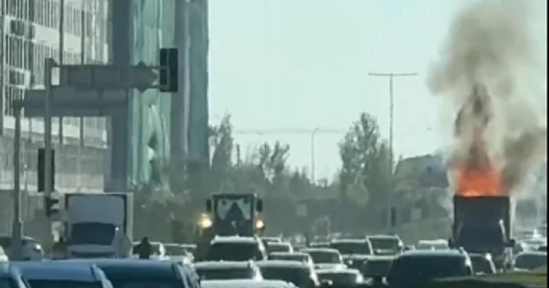 Грузовик загорелся в центре Астаны (видео)