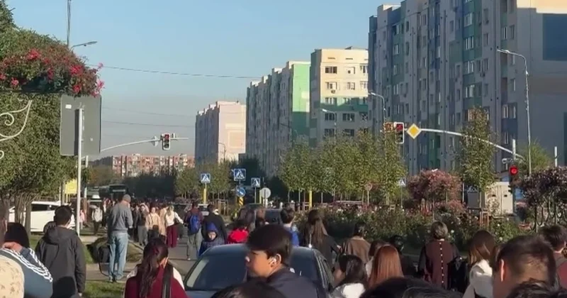 Алматы әкімдігі лық толы автобус аялдамасы түсірілген видеоға түсініктеме берді