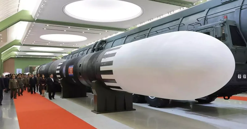Ким Чен Ын Солтүстік Кореяда қорғаныс өнеркәсібі мұражайын ашты фото