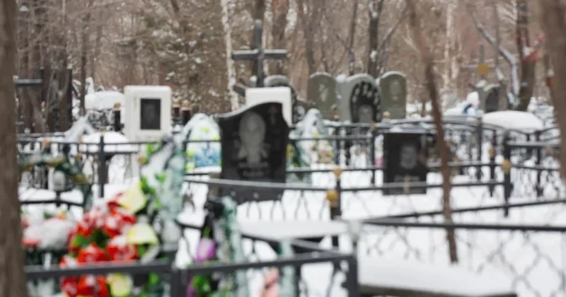 Читать намаз, вести пустые разговоры: что нельзя делать мусульманам на кладбище