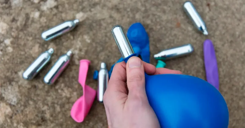 Работу клуба, продающего "веселящий газ", приостановили в Астане