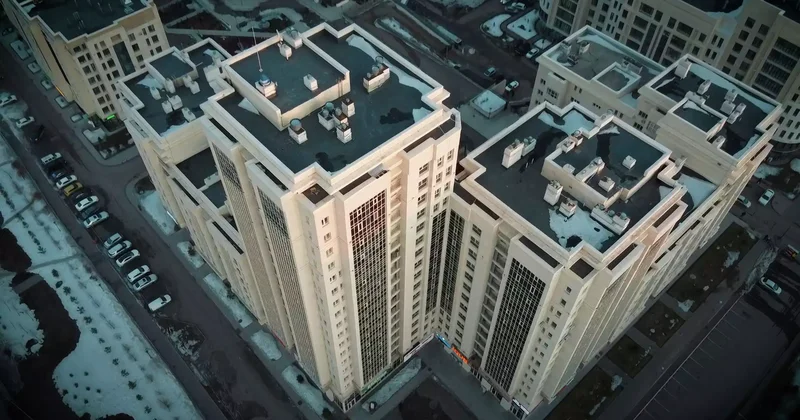 Шымкент тұрғыны 12 қабатты ғимараттың шатырында көлігімен қауіпті маневр жасады