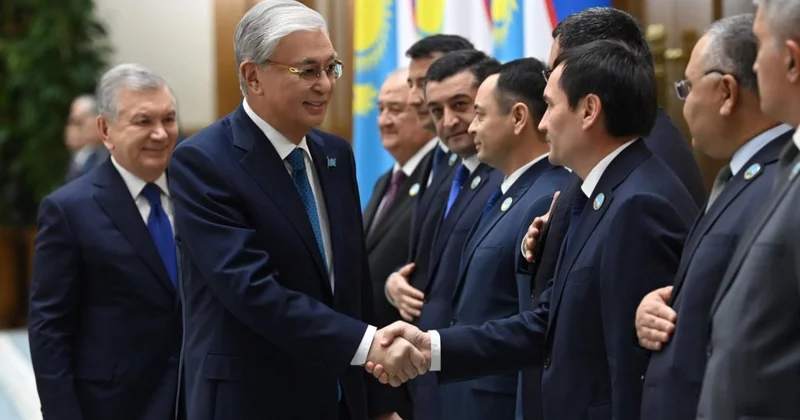 Токаев и Мирзиёев провели официальную церемонию приветствия