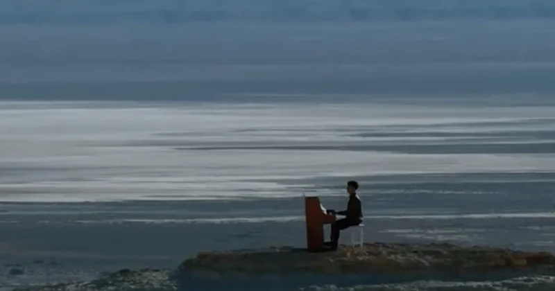 Пианино на фоне космической Бозжыры: музыкант удивил Казнет (ВИДЕО)