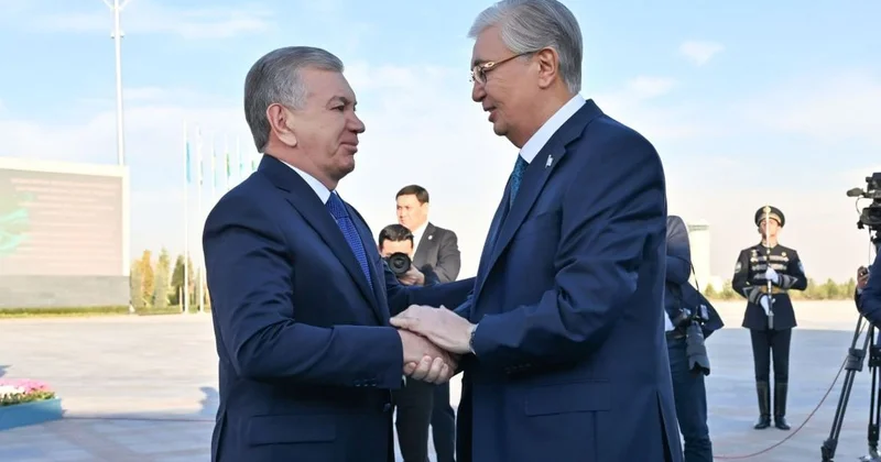 Токаев прибыл в Ташкент: Мирзиеев встретил его в аэропорту (фото)