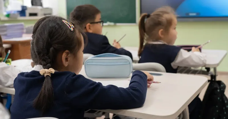 В школах Астаны пока не планируют вводить дистанционку, но ношение масок могут сделать обязательным