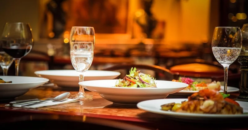 Работу кафе и клубов ограничили после 22:00 в Кыргызстане