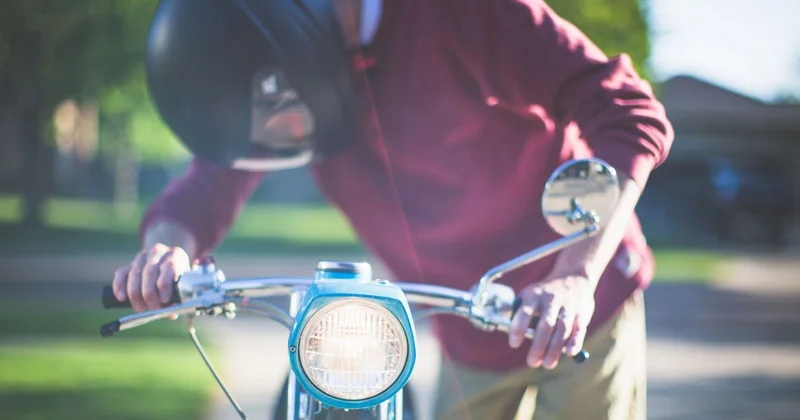 Скутер бросили перед ехавшим поездом в Таразе