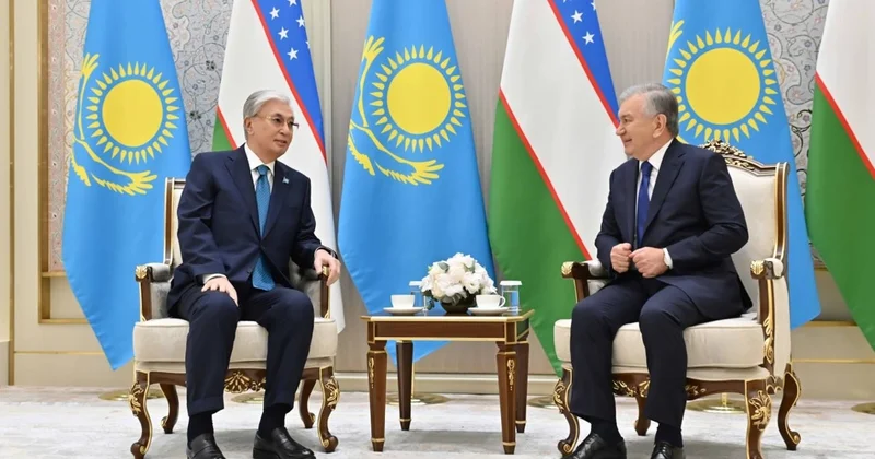 Тоқаев пен Мирзиёев Ташкент Хумо әуежайында әңгімелесті