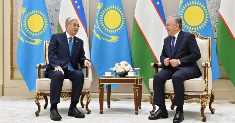 Токаев и Мирзиёев побеседовали в аэропорту Ташкента