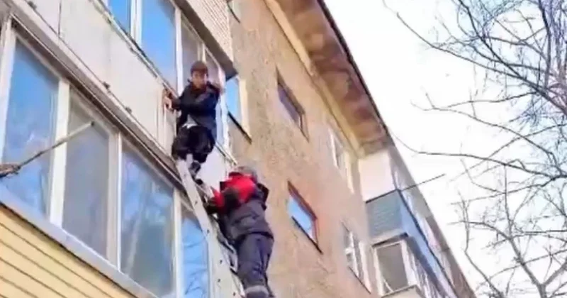 Ребенок свисал с балкона в Караганде (видео)