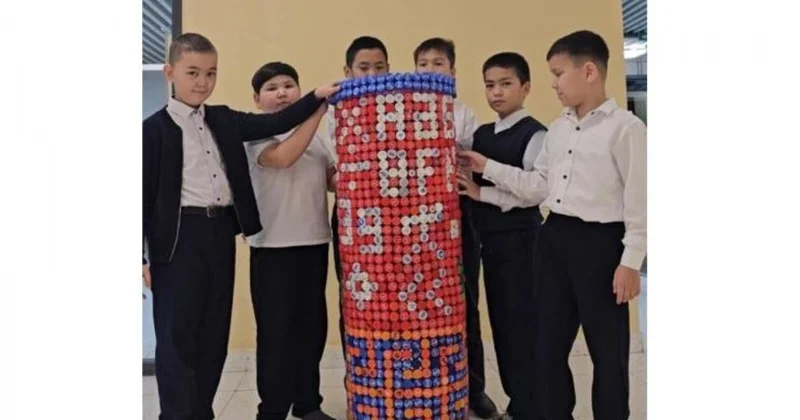 Семей оқушылары пластик қақпақтардан экоқоқыс жәшігін жасады